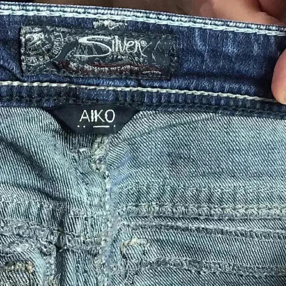Silver Aiko Women 27 Mid Capri Jeans Blue Cotton Stretch Whiskered Embroidered - Picture 8 of 8